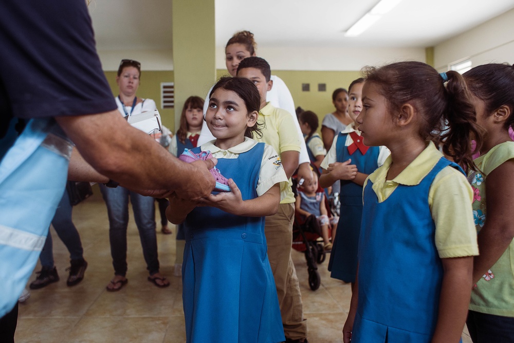 FEMA Employees Deliver New Shoes to Children in Humacao