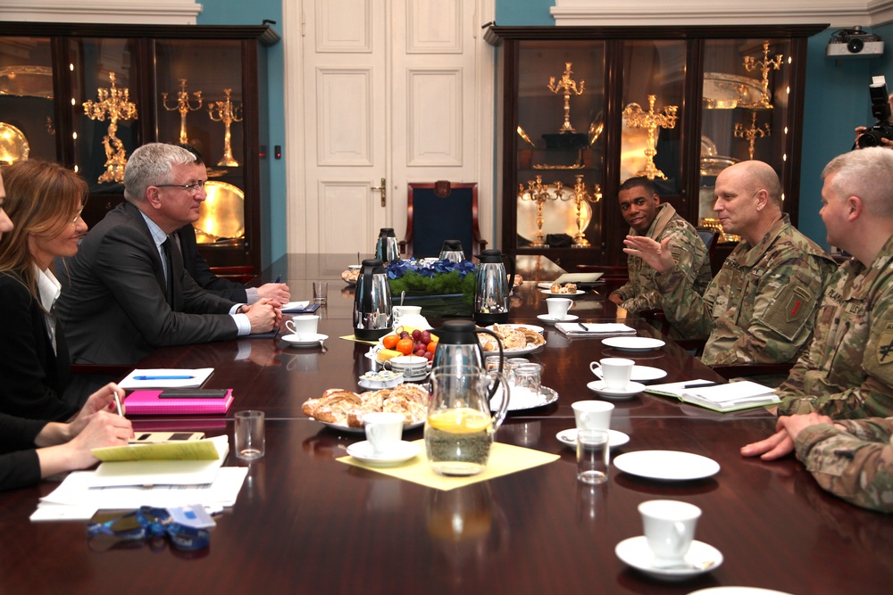 1ID Leadership meets with local mayor