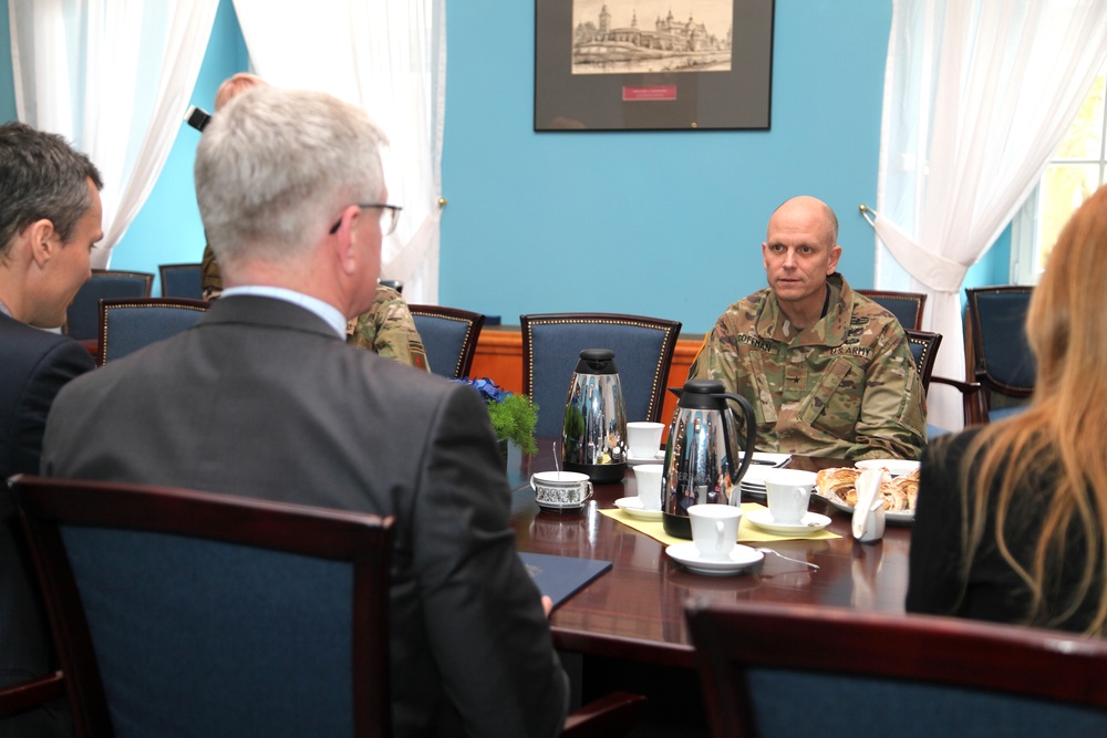 1ID general meets with local mayor