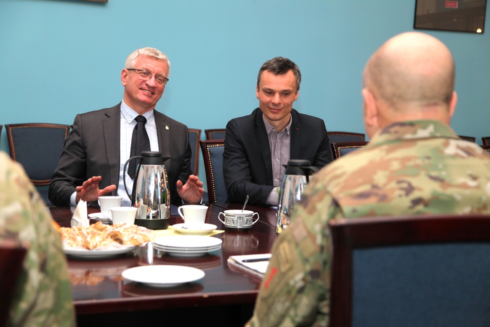 1ID general meets with local mayor in Poland
