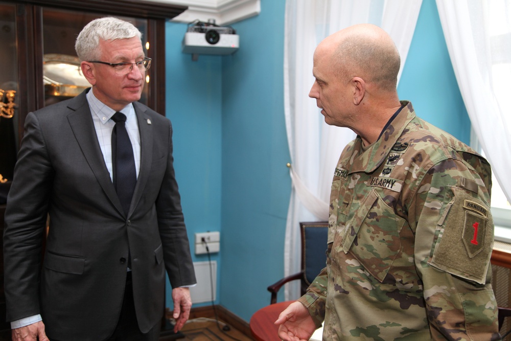 1ID general meets with local mayor in Poland