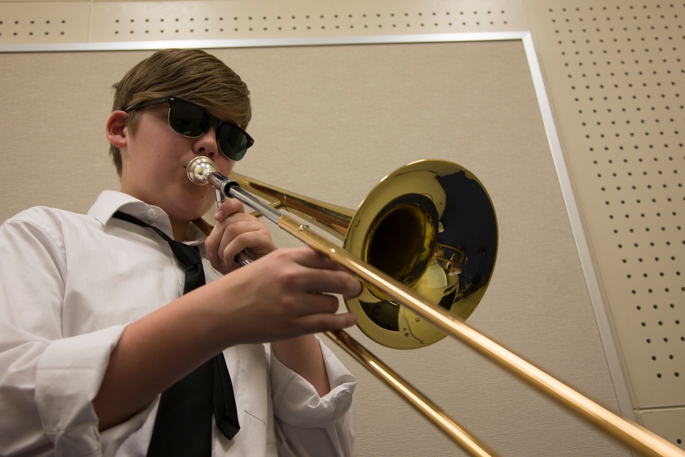 Iwakuni Middle School takes stage in first Jazz Night