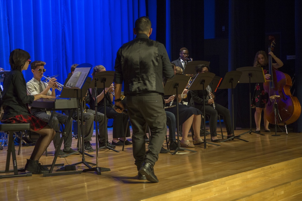 Iwakuni Middle School takes stage in first Jazz Night