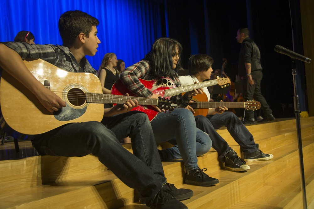 Iwakuni Middle School takes stage in first Jazz Night