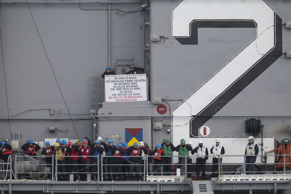 USS Rushmore refuels underway with the USS Essex