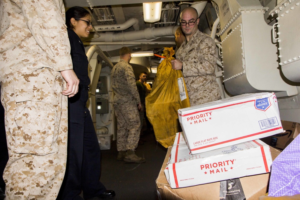 USNS Patuxent replenishes the USS New York