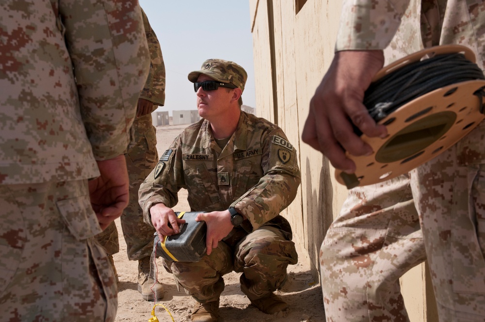 U.S. EOD tech discusses tactics with Kuwaiti counterparts