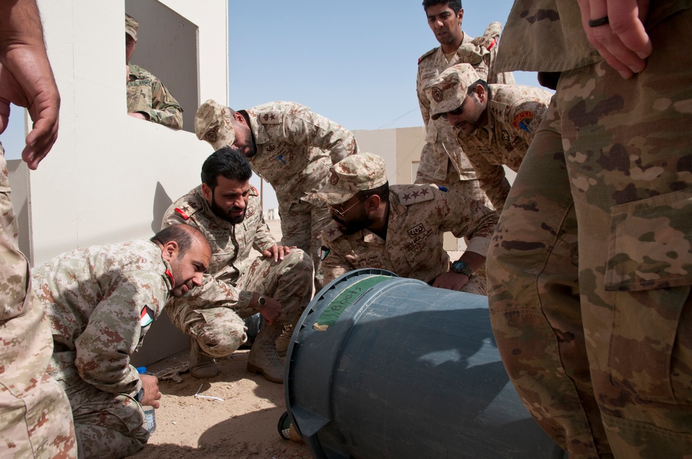 Kuwaiti EOD officers discuss counter-IED techniques at training