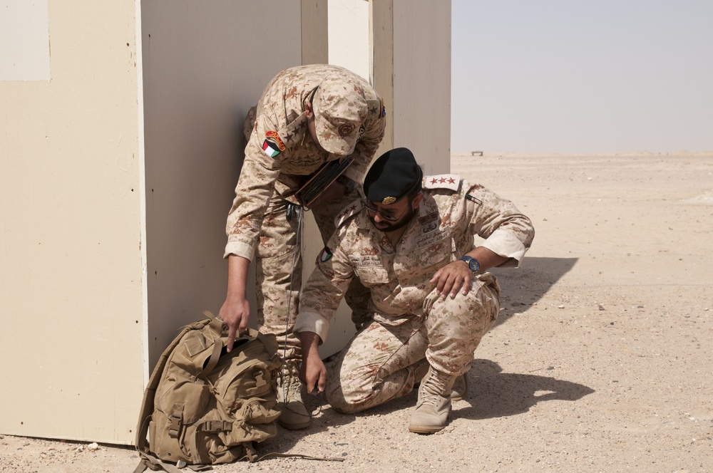 Kuwaiti EOD officers discuss counter-IED techniques at training