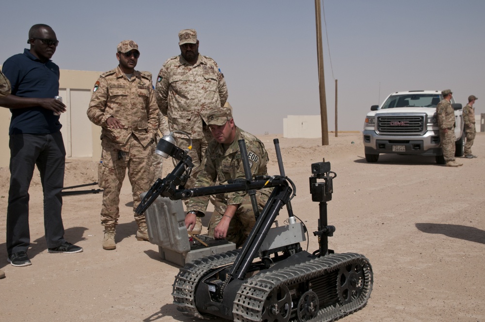 U.S. EOD tech shows American robots to Kuwaiti officers