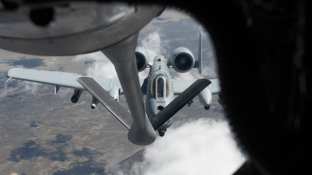 KC-135s refuels 190th Fighter Squadron over Idaho skies