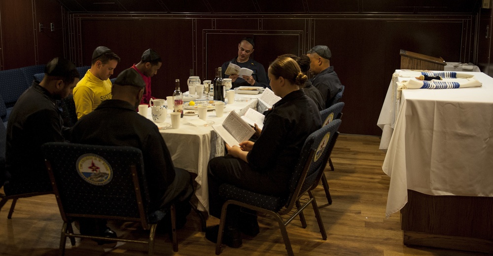 GHWB Sailors Observe Jewish Passover