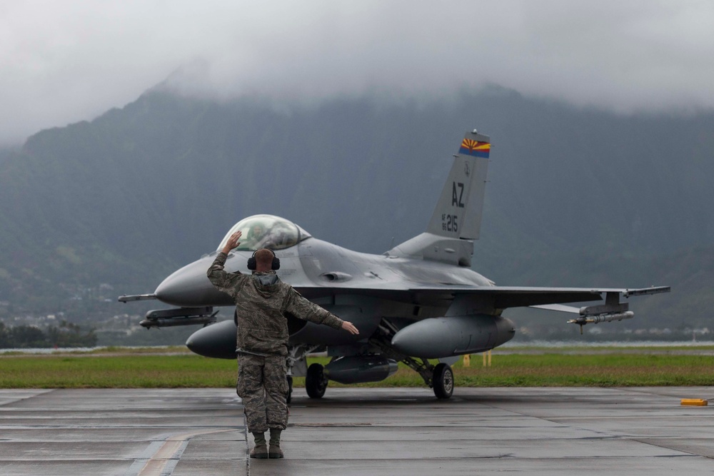 F-16 Fighting Falcon squadron arrive on MCAS Kaneohe Bay