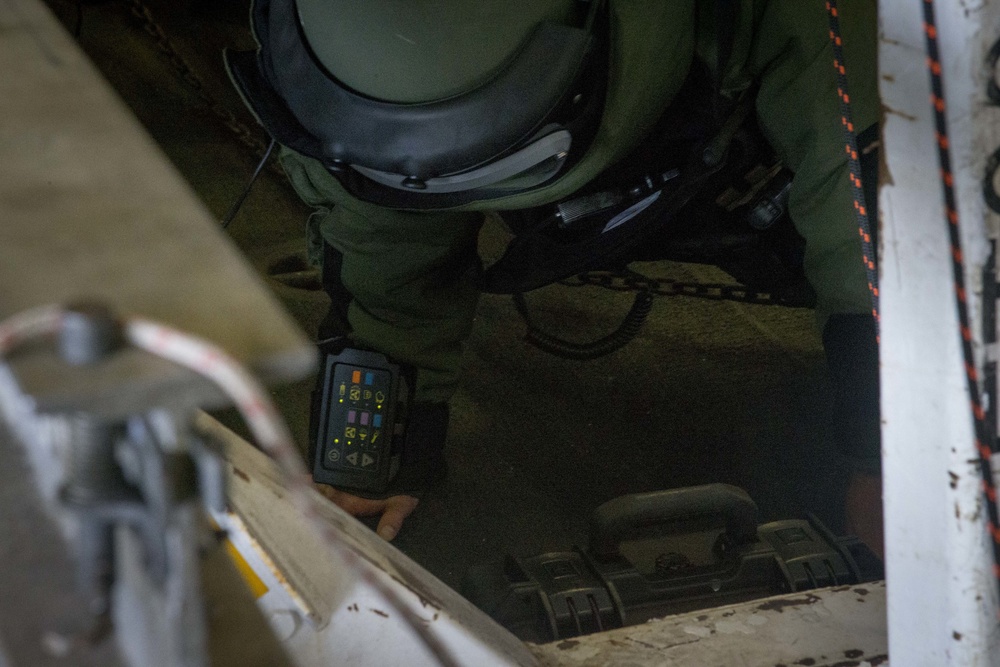 31st MEU EOD technicians practice IED sweep