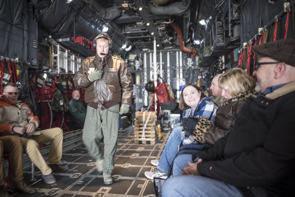 &quot;Leadership Unlimited&quot; group tours 179th, takes C-130H Hercules flight
