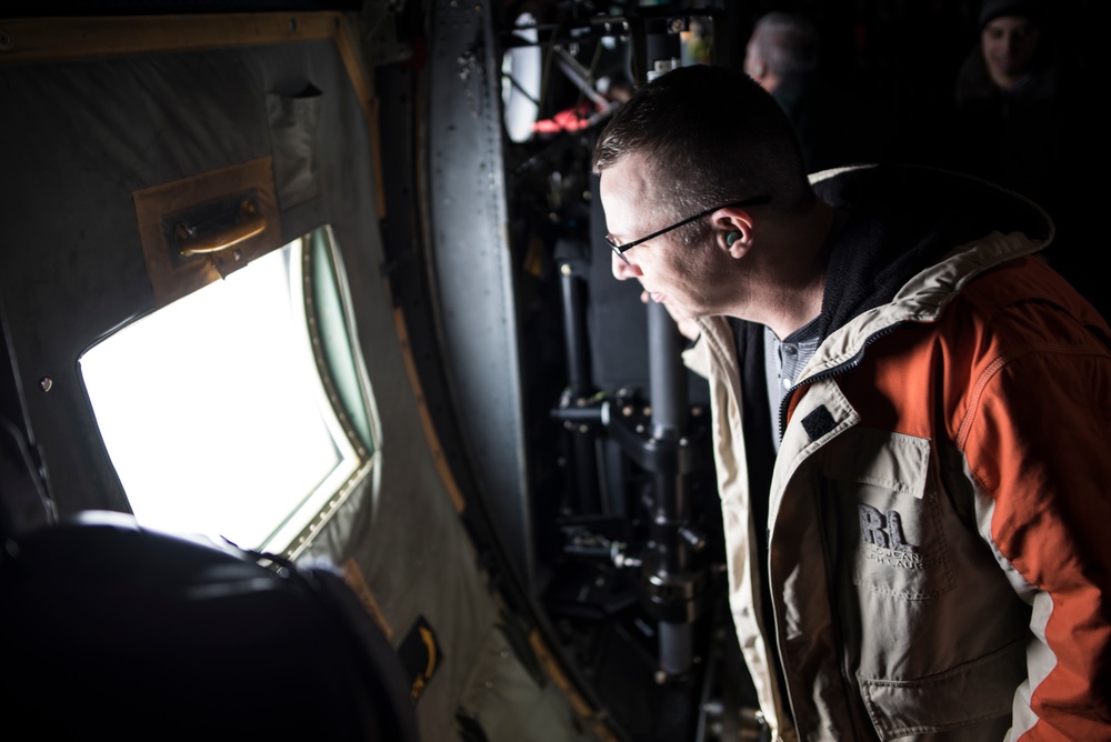 &quot;Leadership Unlimited&quot; group tours 179th, takes C-130H Hercules flight