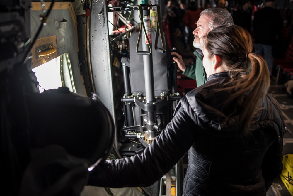 &quot;Leadership Unlimited&quot; group tours 179th, takes C-130H Hercules flight