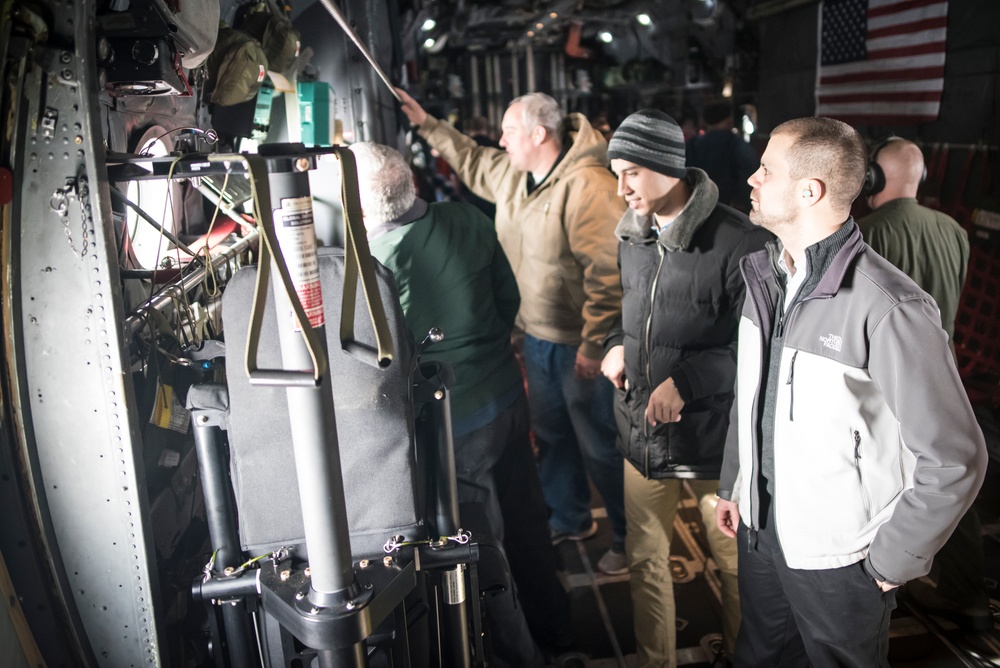 &quot;Leadership Unlimited&quot; group tours 179th, takes C-130H Hercules flight