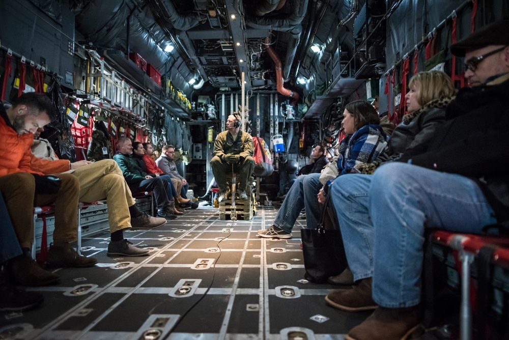 &quot;Leadership Unlimited&quot; group tours 179th, takes C-130H Hercules flight