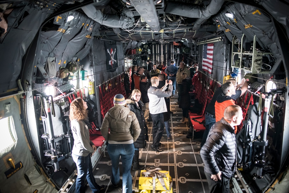 &quot;Leadership Unlimited&quot; group tours 179th, takes C-130H Hercules flight