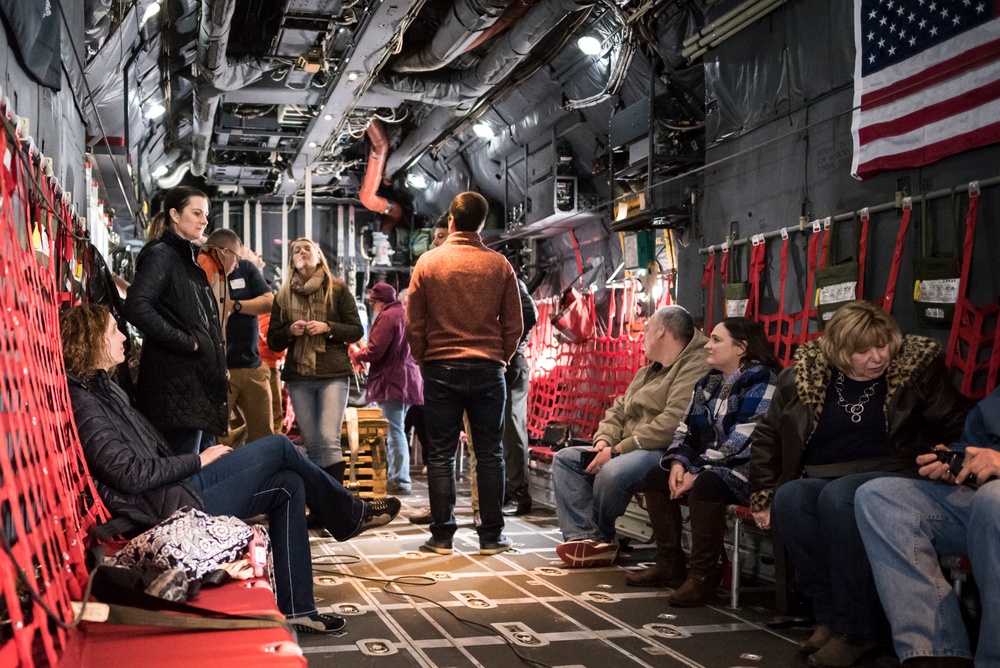 &quot;Leadership Unlimited&quot; group tours 179th, takes C-130H Hercules flight