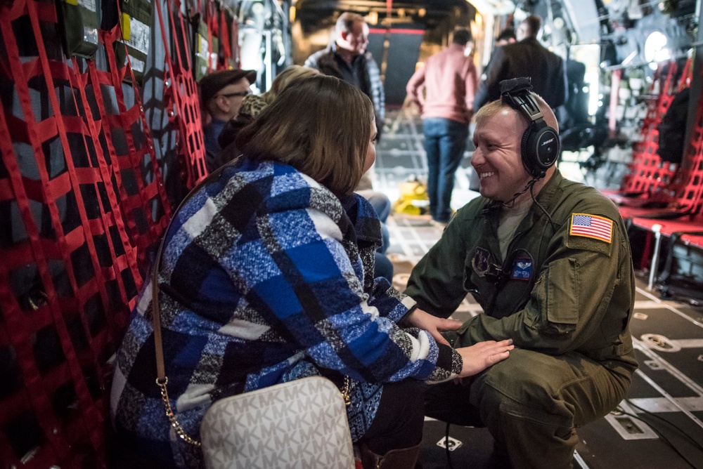 &quot;Leadership Unlimited&quot; group tours 179th, takes C-130H Hercules flight