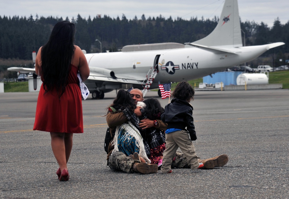 VP-40 Sailors Welcomed Home by Friends and Family