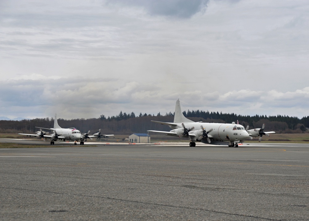 VP-40 Sailors Welcomed Home by Friends and Family