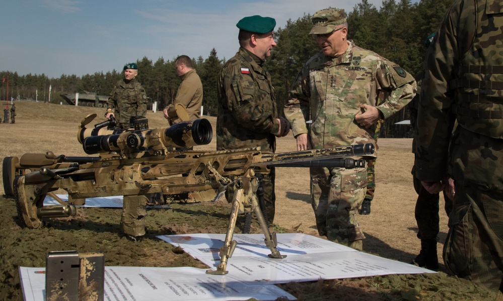 SACEUR Commander visits Battle Group Poland