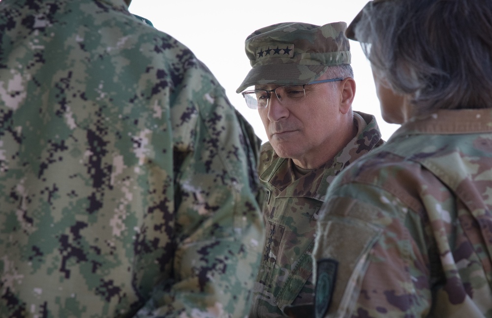 SACEUR Commander visits Battle Group Poland