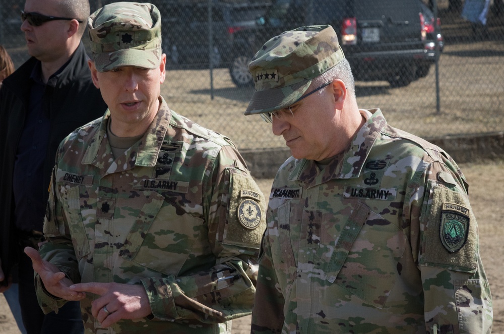 SACEUR Commander visits Battle Group Poland