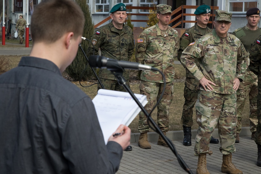 SACEUR Commander visits Battle Group Poland