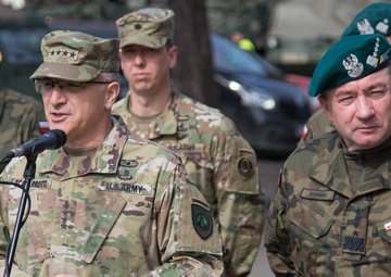 SACEUR Commander visits Battle Group Poland