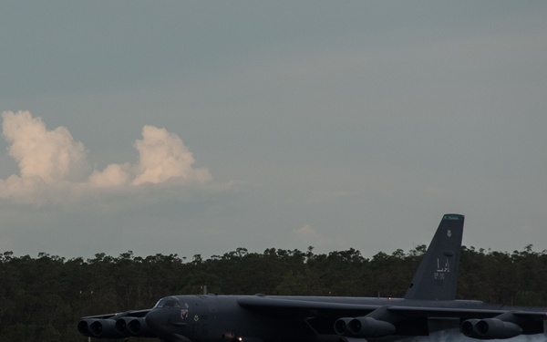 U.S., RAAF teams conduct bomber ops during Exercise Enhanced Air Cooperation at RAAF Darwin