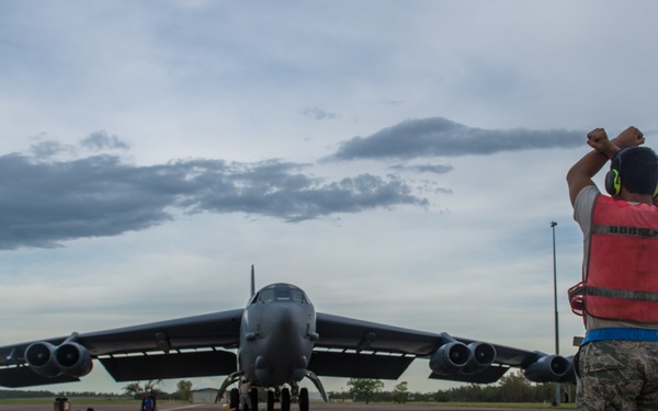 U.S., Australian teams conduct bomber ops, air support training Enhanced Air Cooperation exercise at RAAF Darwin