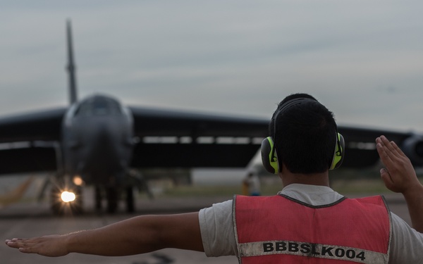 U.S., Australian teams conduct bomber ops, air support training during Enhanced Air Cooperation exercise at RAAF Darwin