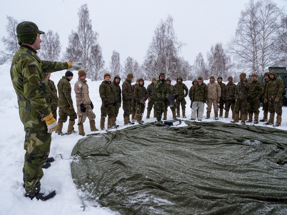 Marines check out Swedish equipment during Winter Sun 18