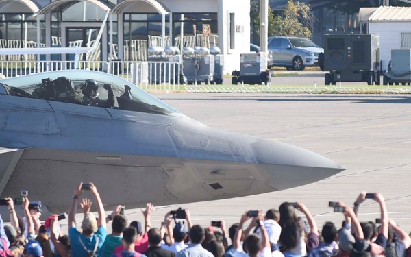 F-22 Raptor Demo Team rockets through FIDAE
