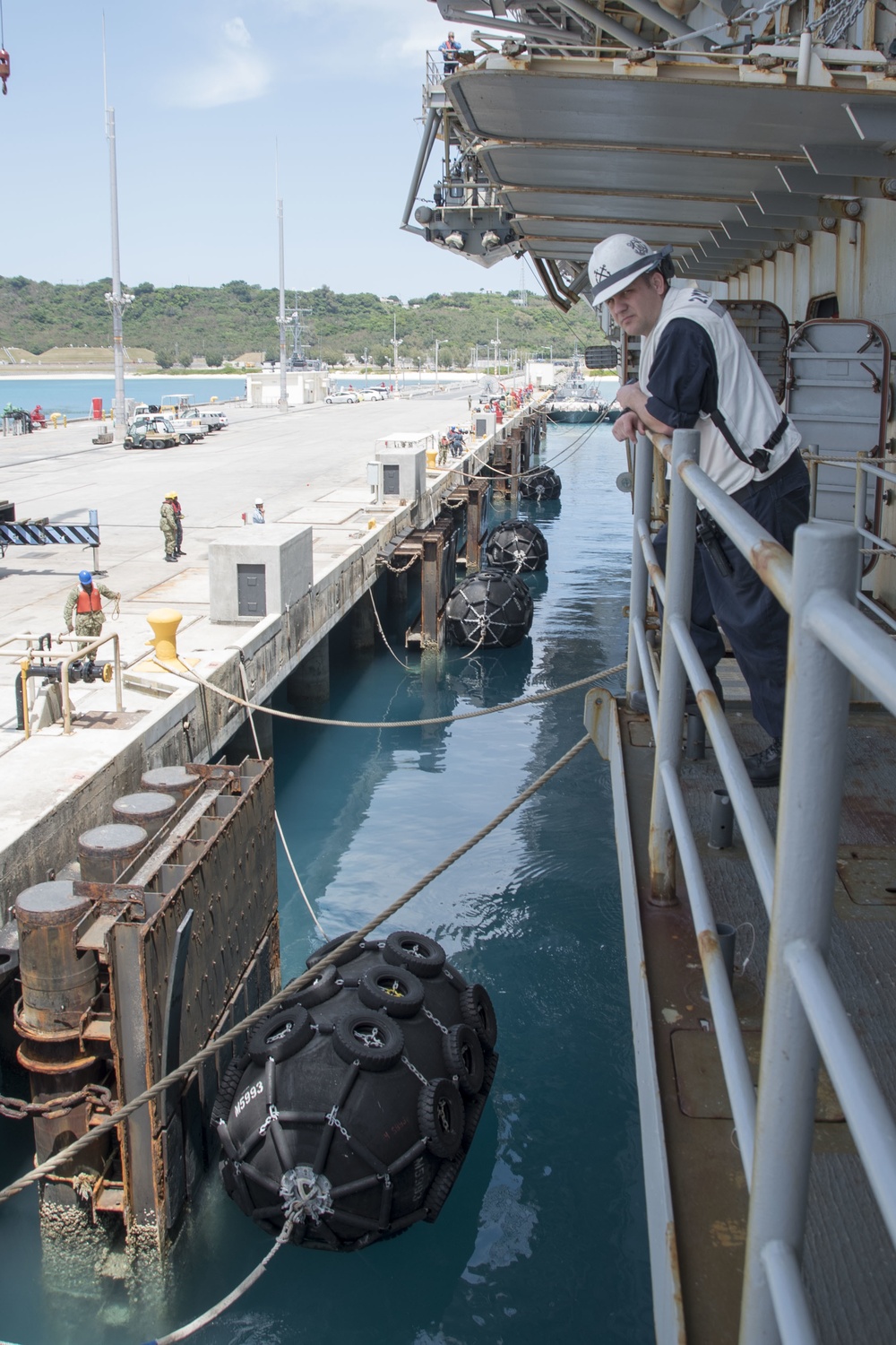 USS Bonhomme Richard (LHD 6) Arrives at White Beach