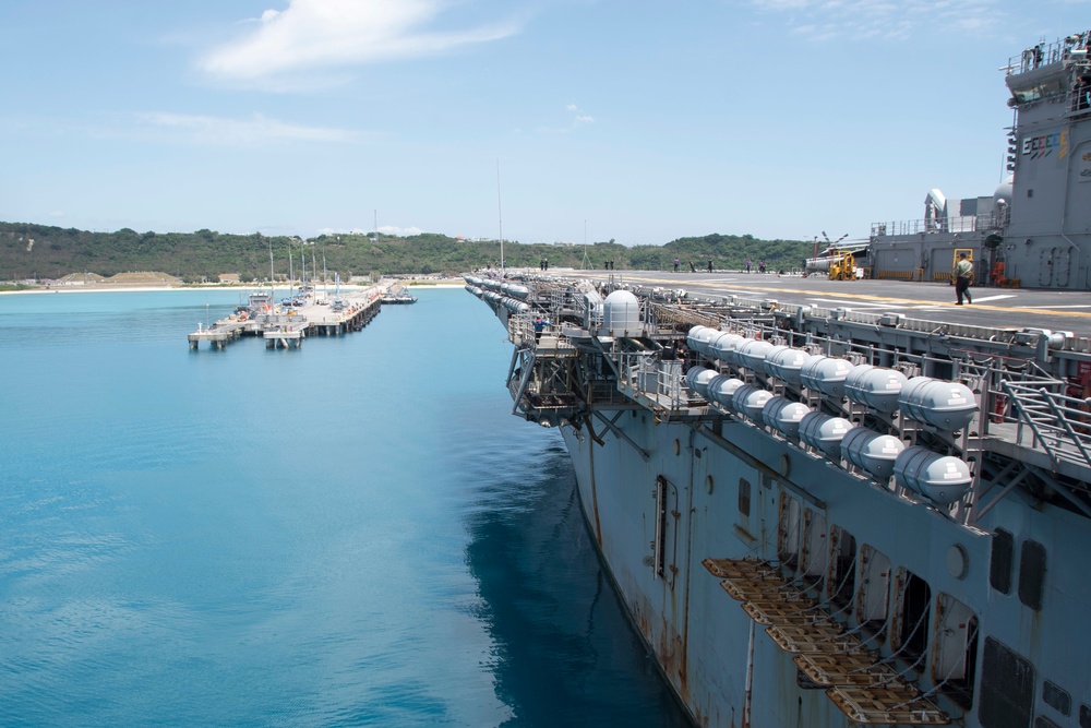 USS Bonhomme Richard (LHD 6) Arrives at White Beach