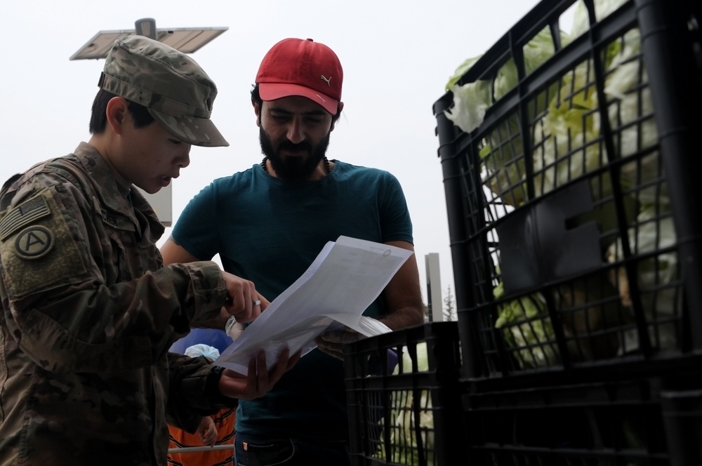 Mass. Guard Soldiers receive coin from JSOC commander