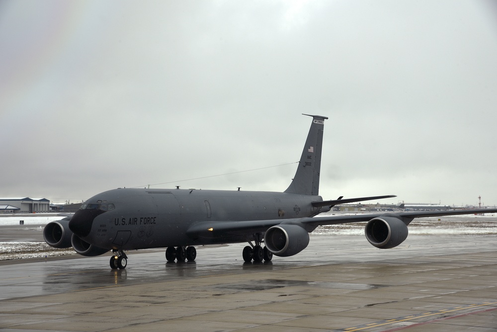 KC-135 aircrew prepare for exercise