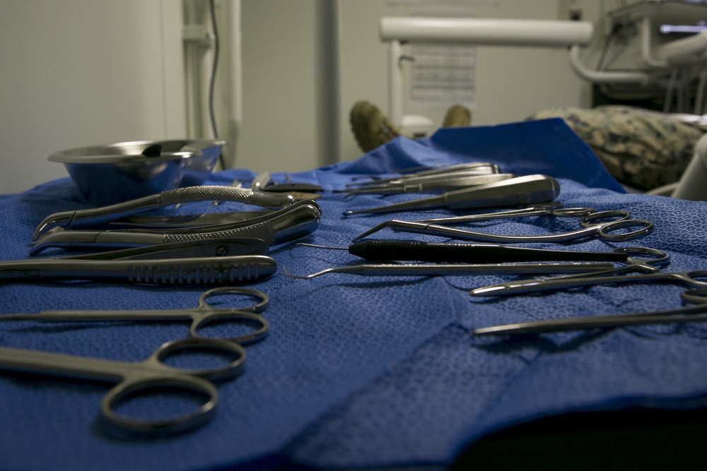 31st MEU dental officer extracts wisdom teeth while underway