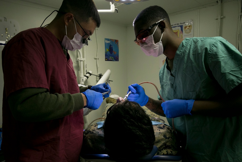 31st MEU dental officer extracts wisdom teeth while underway