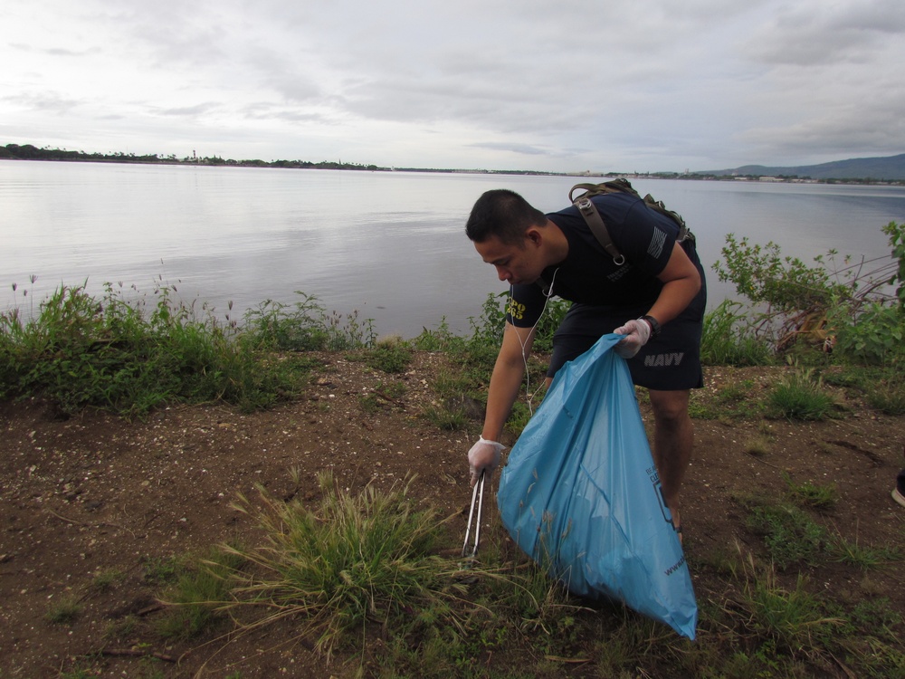 Pearl Harbor Sailors clean bike path