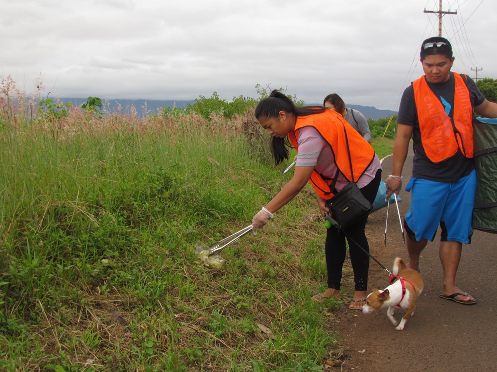 Pearl Harbor Sailors clean bike path