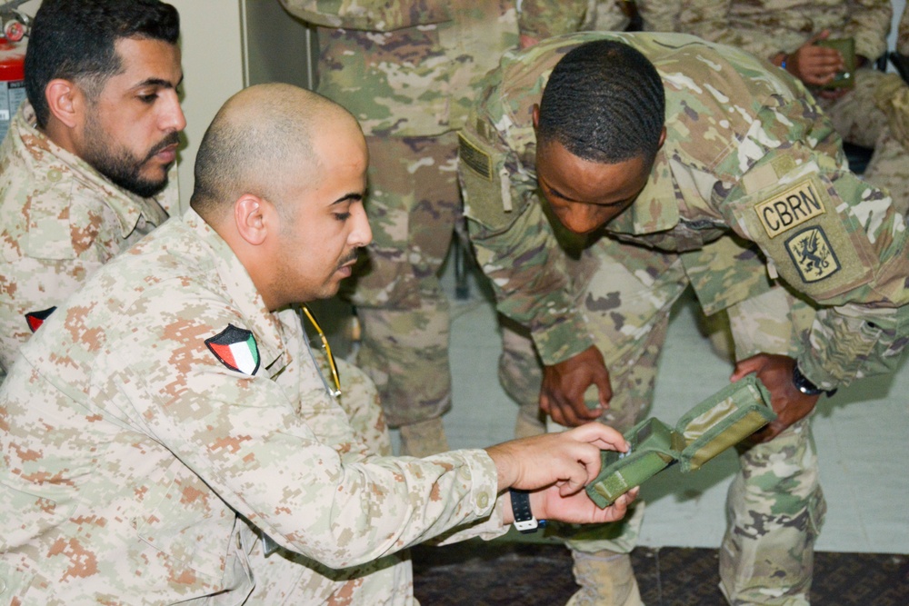 Kuwaiti, U.S. soldiers share defensive techniques against weapons of mass destruction