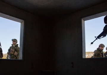 Marines, Norwegian soldiers conduct integrated close quarters combat training