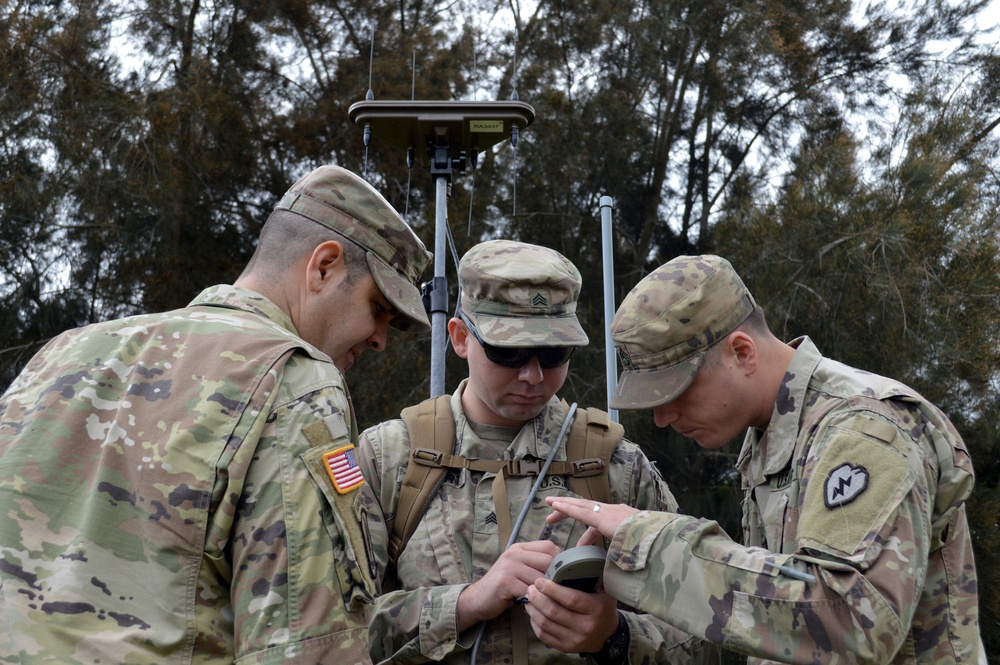 Electronic warfare Soldiers train with radio direction finding system