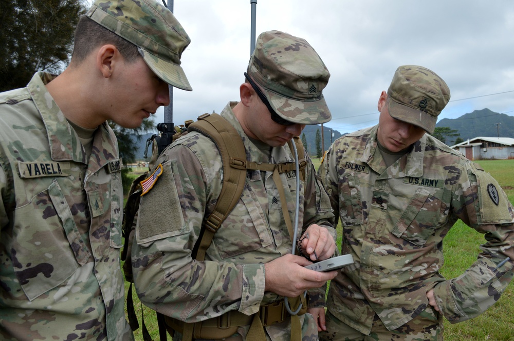 Electronic warfare Soldiers train with radio direction finding system